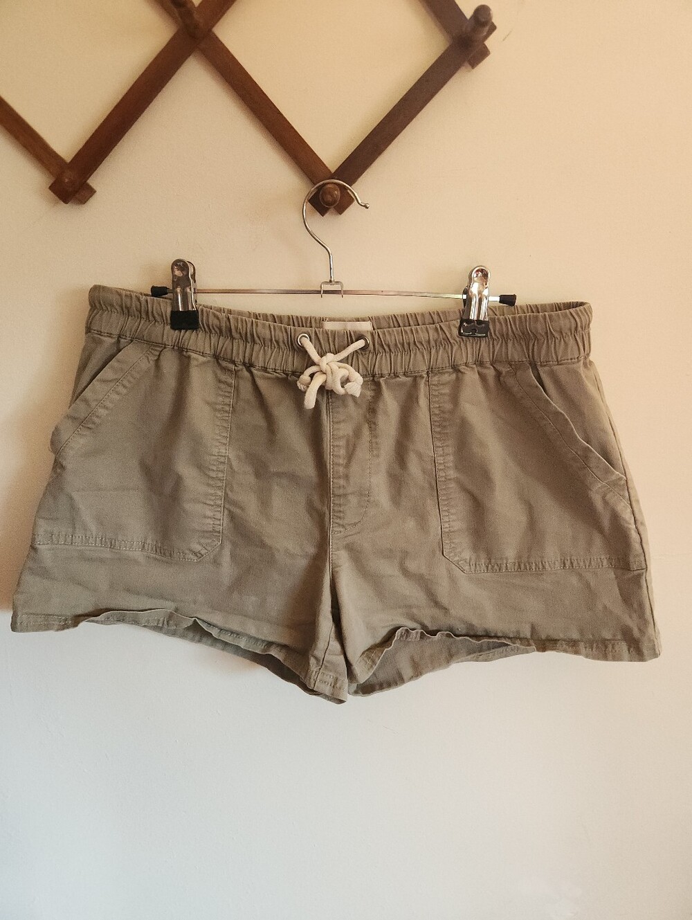 Pact Organic Cotton Shorts Olive Gree. Pockets Large